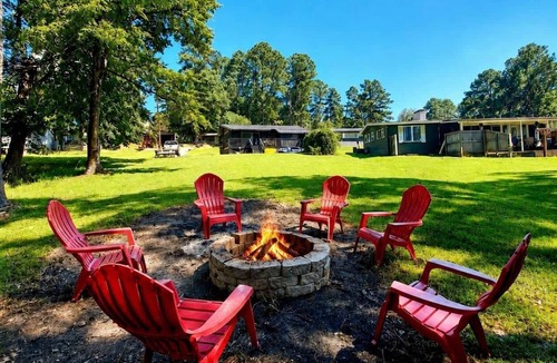 Jefferson House | The Knotty Pine on Lake O the Pines Waterfront