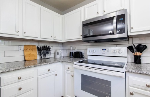 Lexington House | The Lexington Lux l Quaint & Cozy l Horse Park