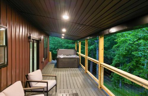 Campton House | The Lighthouse - Secluded - Hot Tub - Private Pond