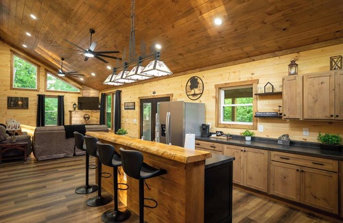 Campton Cabin | The Lighthouse | Secluded | Hot Tub | Private Pond