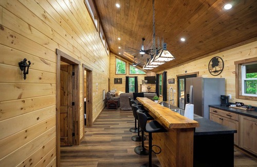 Campton Cabin | The Lighthouse | Secluded | Hot Tub | Private Pond