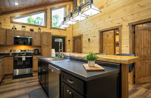 Campton Cabin | The Lighthouse | Secluded | Hot Tub | Private Pond