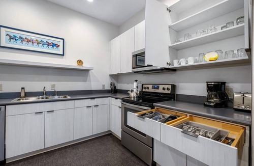 East Market District Condo | The Lily - Modern 3 BR/Stay Nulu Marketplace