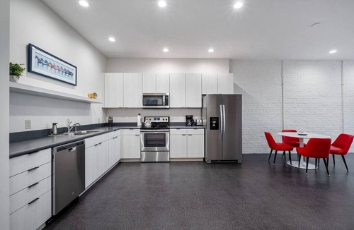 East Market District Condo | The Lily - Modern 3 BR/Stay Nulu Marketplace