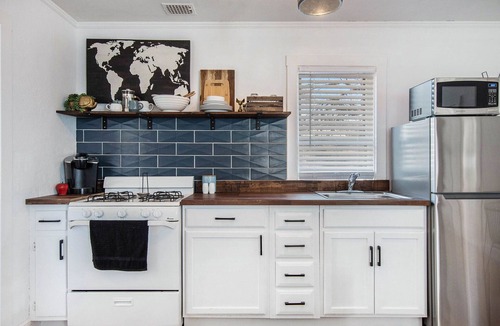 Mission House | The Little House - Pet-Friendly Home in Overland Park
