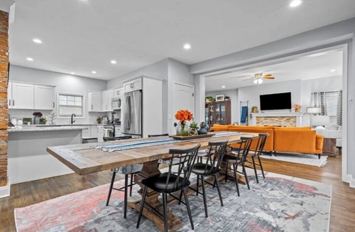 Southmoreland House | The Locust Estate - Gillham Park - 4 Bedrooms - Walk to KC Streetcar