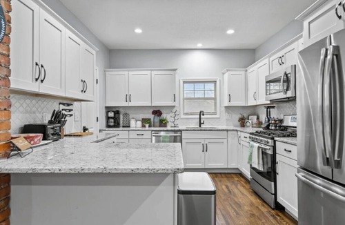 Southmoreland House | The Locust Estate - Gillham Park - 4 Bedrooms - Walk to KC Streetcar