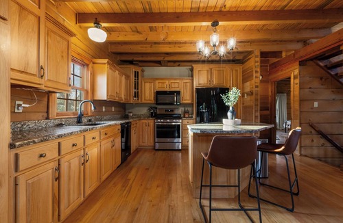 Coxs Creek Cabin | The Lodge/Hot Tub, Arcade, Firepit, Game room!
