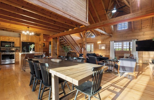 Coxs Creek Cabin | The Lodge/Hot Tub, Arcade, Firepit, Game room!