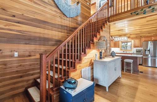 Jamestown Cabin | The Lodge @ Lake Cumberland Heated Pool - Lake View