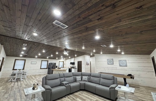 Smithville House | The Loft at Mountain Laurel with amazing views of Blue Bouncer Mountain.