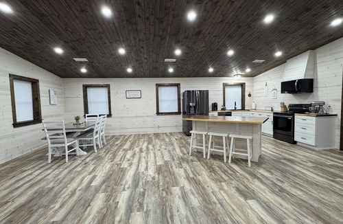 Smithville House | The Loft at Mountain Laurel with amazing views of Blue Bouncer Mountain.