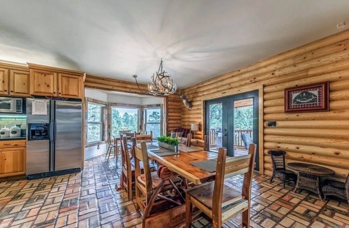 Ruidoso Cabin | The Log Out Lodge, formerly Heaven's Peak, is a 5-bedroom cabin near Midtown