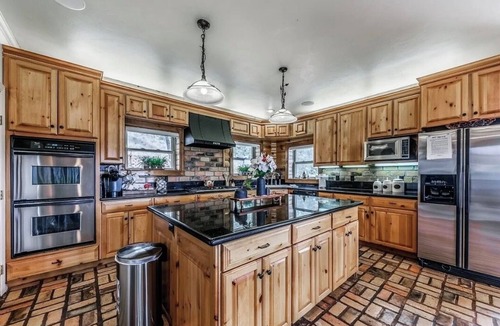 Ruidoso Cabin | The Log Out Lodge, formerly Heaven's Peak, is a 5-bedroom cabin near Midtown