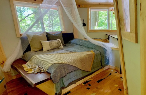 Rogers Hotel | The Looking Glass: A Pair of Mirrored Treehouses