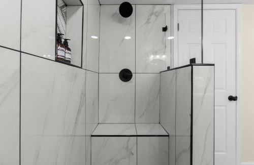 Versailles House | The Luxe/Secluded/Hot Tub/2 King Beds/Game Room
