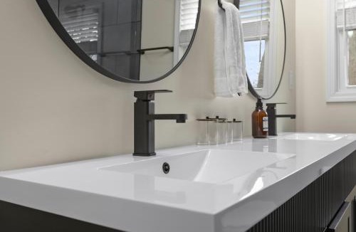 Versailles House | The Luxe/Secluded/Hot Tub/2 King Beds/Game Room