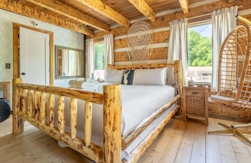 Madison House | The Magic Cottage- Artsy Escape with Hot Tub & Charm