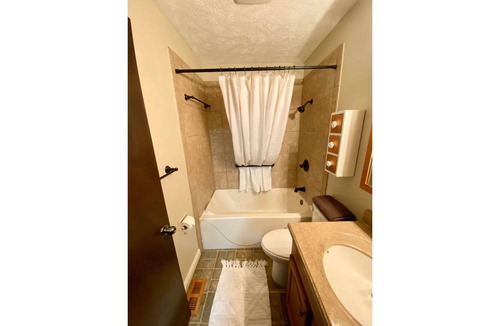 Bellevue House | The Meadows: Near Airforce Base, Forest, Fun and Zoo