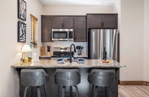 Hollister Cabin | The Mod Lodge-Private Hot Tub&Firepit-Near TableRock-Free Daily Tickets-Community Indoor Pool & More