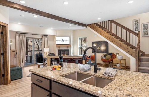 Hollister Cabin | The Mod Lodge-Private Hot Tub&Firepit-Near TableRock-Free Daily Tickets-Community Indoor Pool & More