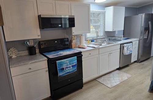 Gloucester House | The Mystic- 2-bedroom mobile home in charming Gloucester Pet Friendly