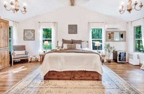 Smithville Apartment | The Oak Suite w/king bed