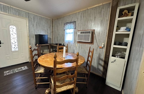 Lupton City RV Rental | The Ole Place ; Cozy cabin in charming Whitwell with AC