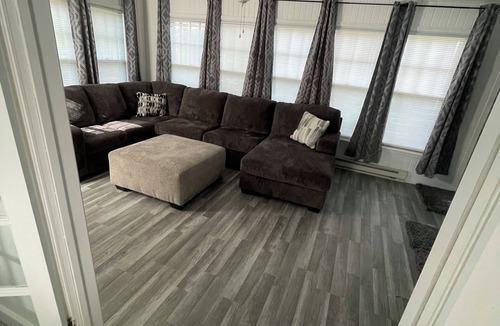 Carroll House | The peaceful oasis Charming 3-bedroom house with WiFi, AC in welcoming Carroll