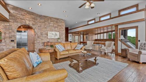 Osage Beach House | The Royal Chateau-5BED6BATHPoolHottub-20PP