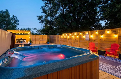Germantown House | The Single Barrel - Deck, Fire Pit, Hot Tub, Games