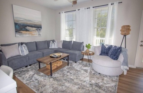 Oxford House | The Southern, Multi-family HOME 2 miles to the Square & Campus!