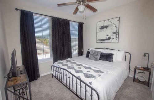 Oxford House | The Southern, Multi-family HOME 2 miles to the Square & Campus!