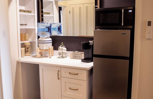 Cherokee Village Apartment | The suite is themed to complement the mid-century modern design of the Main House