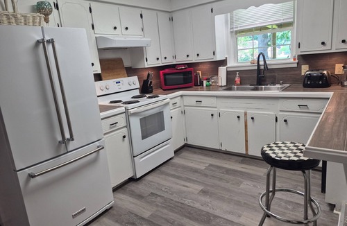 Jacksonville House | The sunset is Charming 3-bedroom house with AC in wonderful Jacksonville