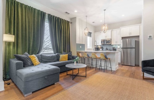 Germantown House | The Velvet Vinyl- 3BR Retreat w/Rooftop Patio, Ping Pong & Minutes to Broadway