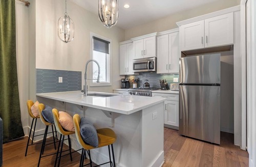 Germantown House | The Velvet Vinyl- 3BR Retreat w/Rooftop Patio, Ping Pong & Minutes to Broadway