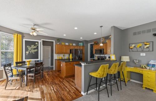 Liberty House | The Yellow House - Hot Tub, Pool Table, Fire Pit, 6 Bedrooms
