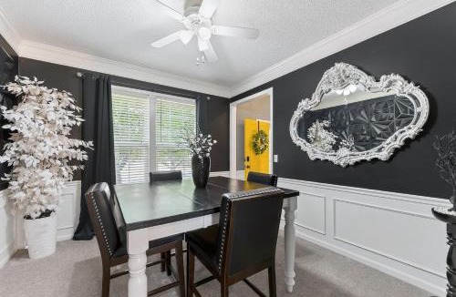 Liberty House | The Yellow House - Hot Tub, Pool Table, Fire Pit, 6 Bedrooms
