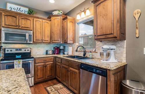 Hollister Cabin | THEATER/GAME ROOM w/100” Screen! Pool Table! Dining Seats 20! 3 Living Areas!
