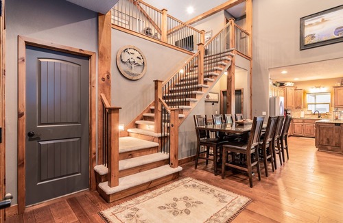 Hollister Cabin | THEATER/GAME ROOM w/100” Screen! Pool Table! Dining Seats 20! 3 Living Areas!