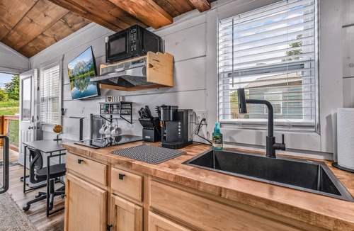 Sevierville Cottage | Tiny Home Village Near Dollywood