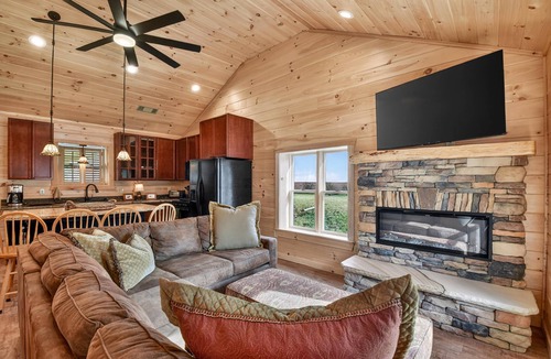 McCaysville Cabin | Toccoa Park Cottage | Walking Distance to Town | Toccoa River Area