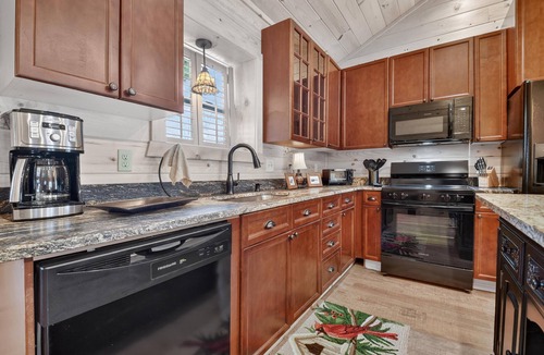 McCaysville Cabin | Toccoa Park Cottage | Walking Distance to Town | Toccoa River Area