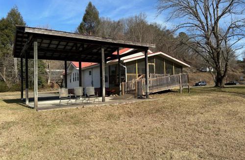 Williamstown House | Toccoa River House- Toccoa River Front-2br/2ba-wifi-walk to town-Free Activities