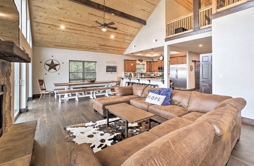 Lampe Cabin | Tomahawk Lodge Wheelchair Friendly w/Bluff View Near Branson! Pickleball Court