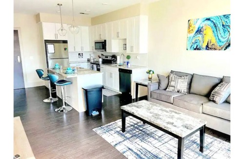 Clayton-Tamm Apartment | Top Floor King- Private Parking- Restaurants (504)