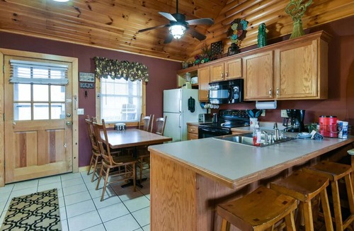 Notch Estates Cabin | Trails End Cabin- 10 min- Silver Dollar City; 15 min- Branson; NEW Tiled Showers