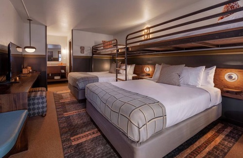 Branson Hotel | Tranquil Creekside Views and Nostalgic Vibes in a Cozy Getaway l 4 Family Rooms