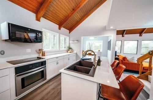 Bella Vista Cottage | Treehouse style home near lake Norwood